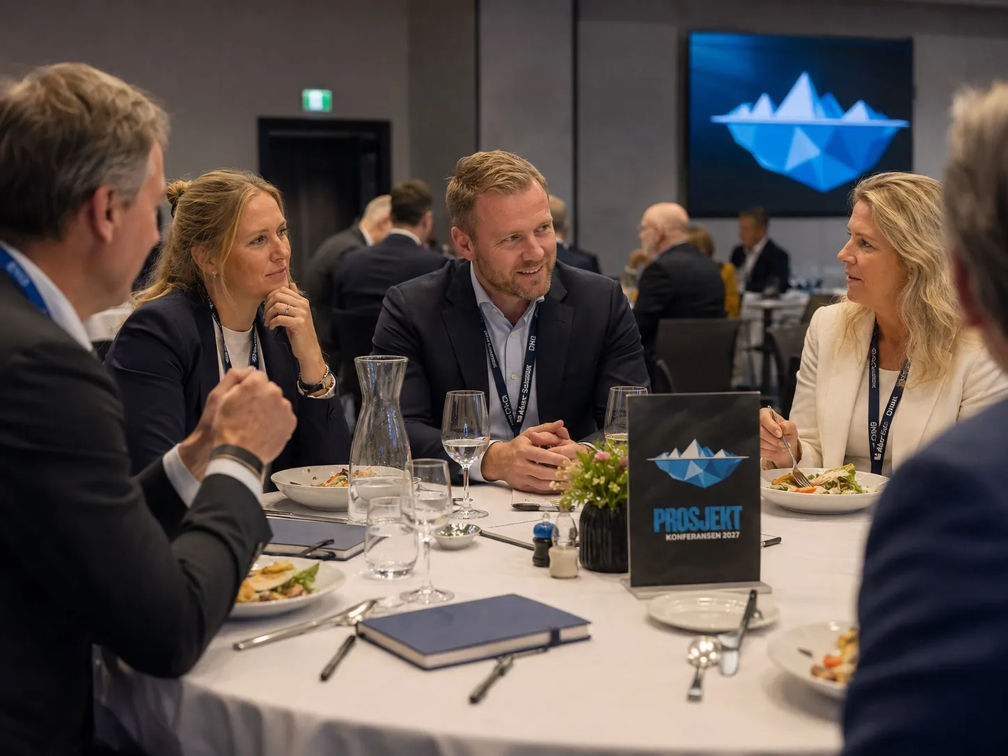 Deltakere i samtale rundt lunsjbordet